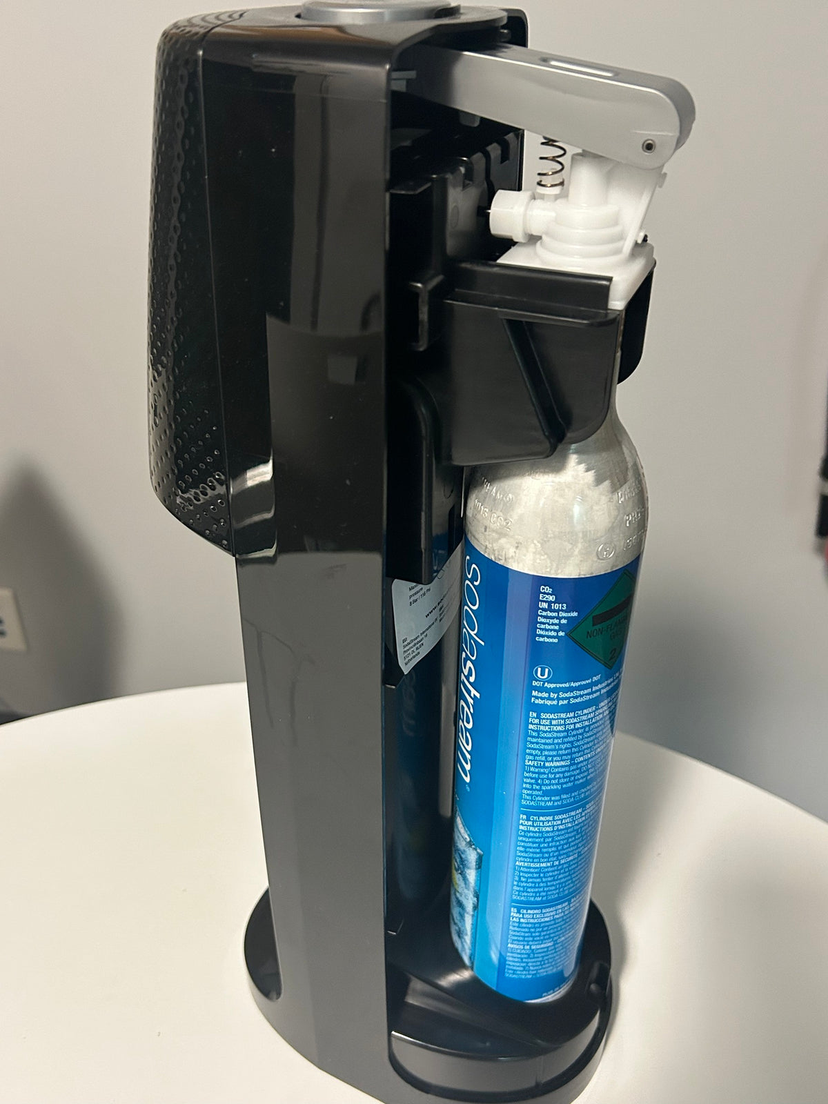 Side view with CO2 cylinder installed