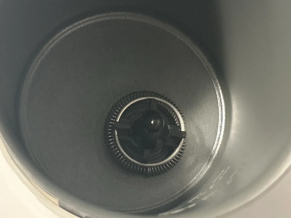 Inside - non-stick coating and magnetic whisk