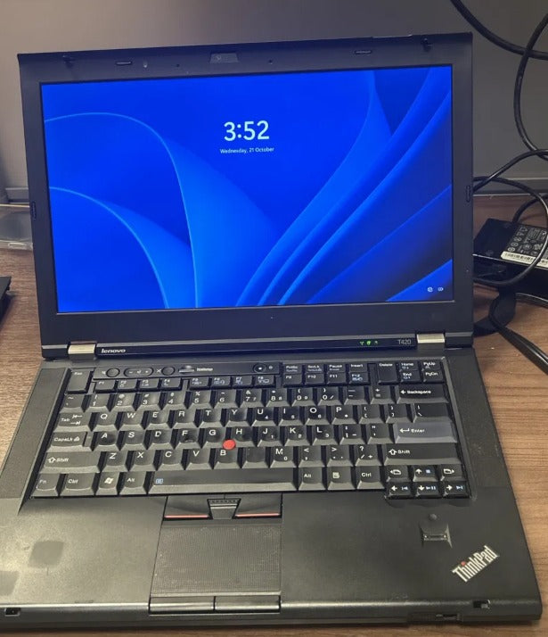 Lenovo ThinkPad T420 - front, powered on